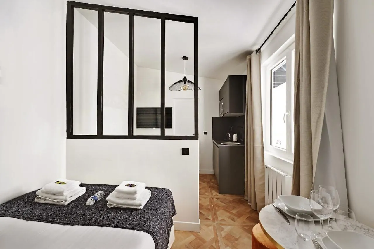 Appartement CMG - Tour Eiffel Champs de Mars à Paris France